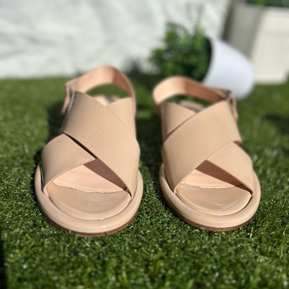 AGL ATTILIO GIUSTI
LEOMBRUNI
Alison Crisscross Strap
Sandal In Basic-basic
$525 - Picture 4 of 16